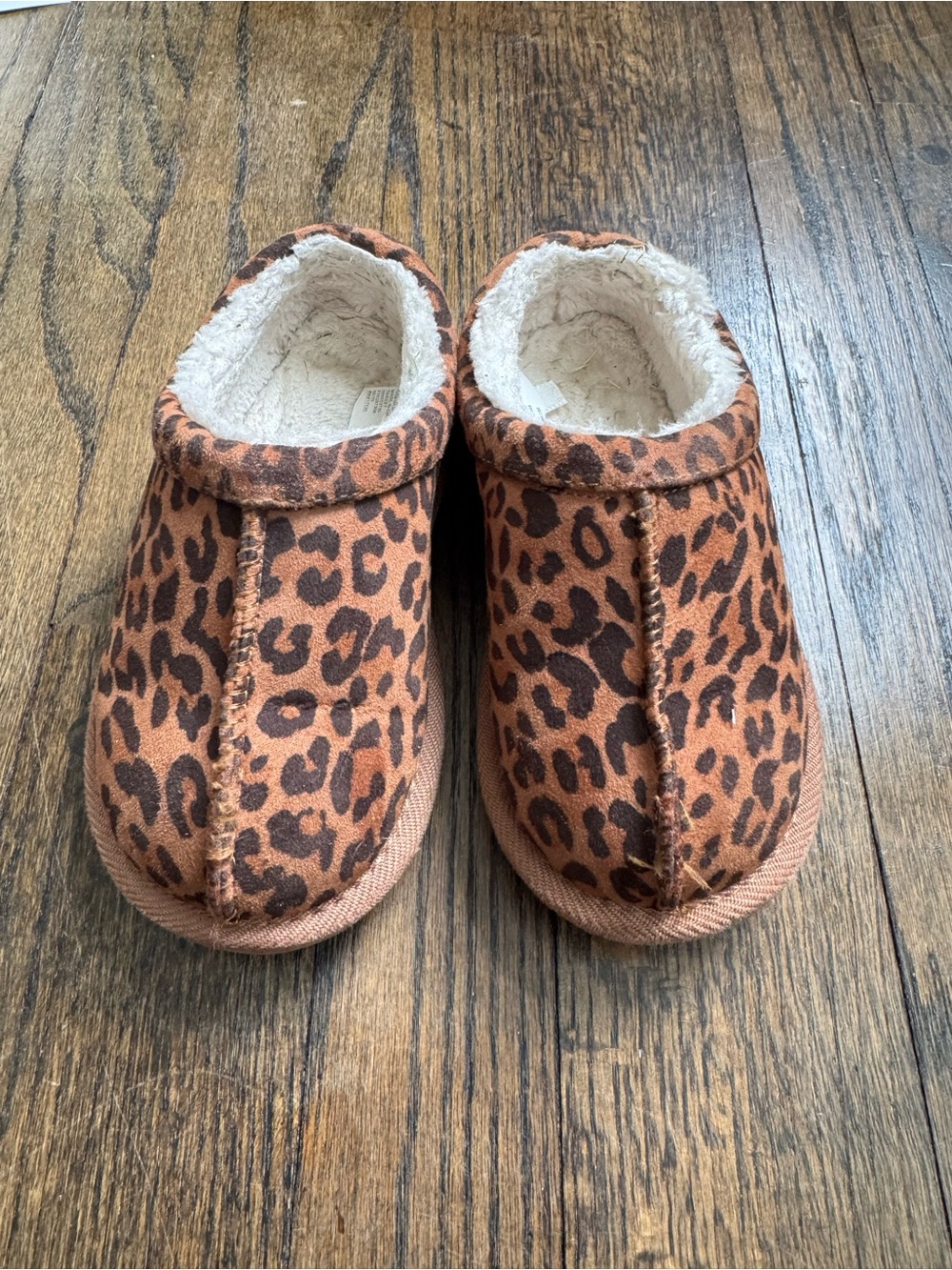 Toddler girl leopard clogs